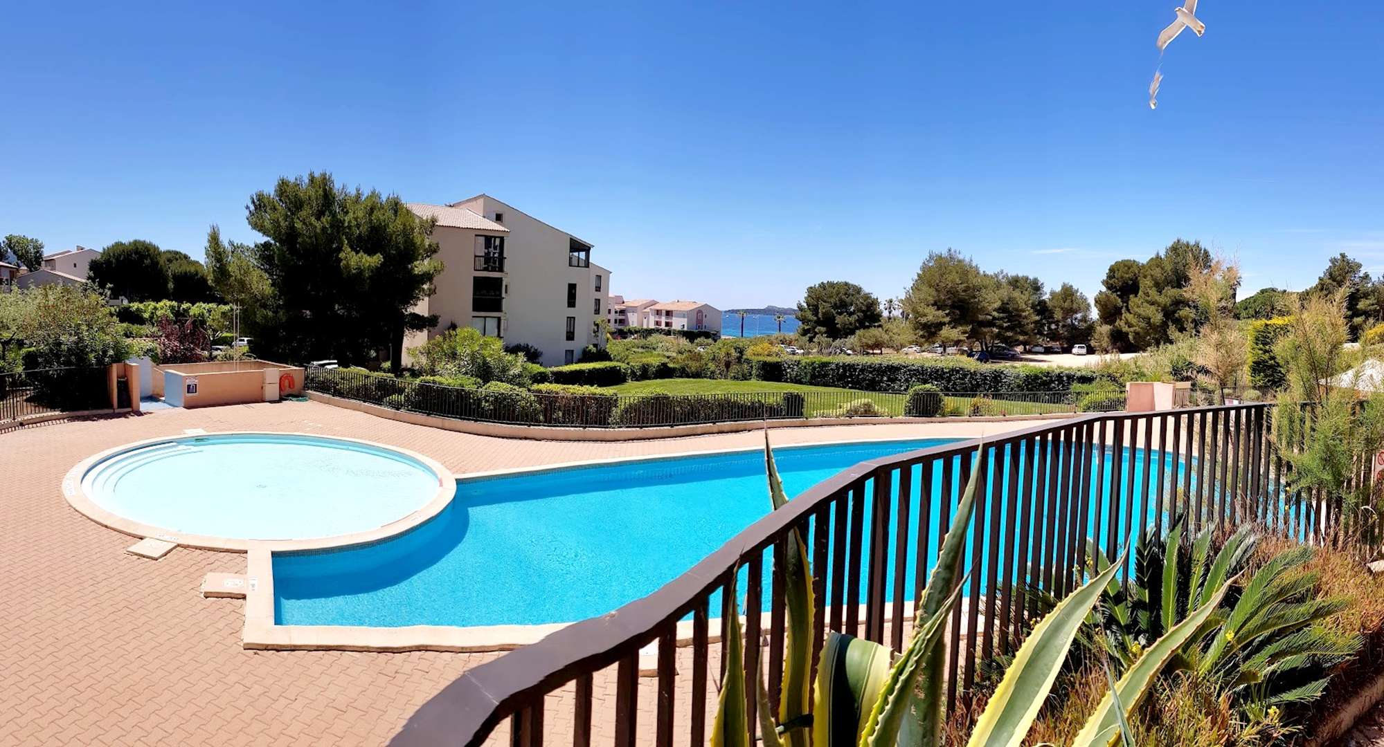 Jardin Azur T2 refait à neuf - petite vue mer et piscine SIX FOURS LES PLAGES