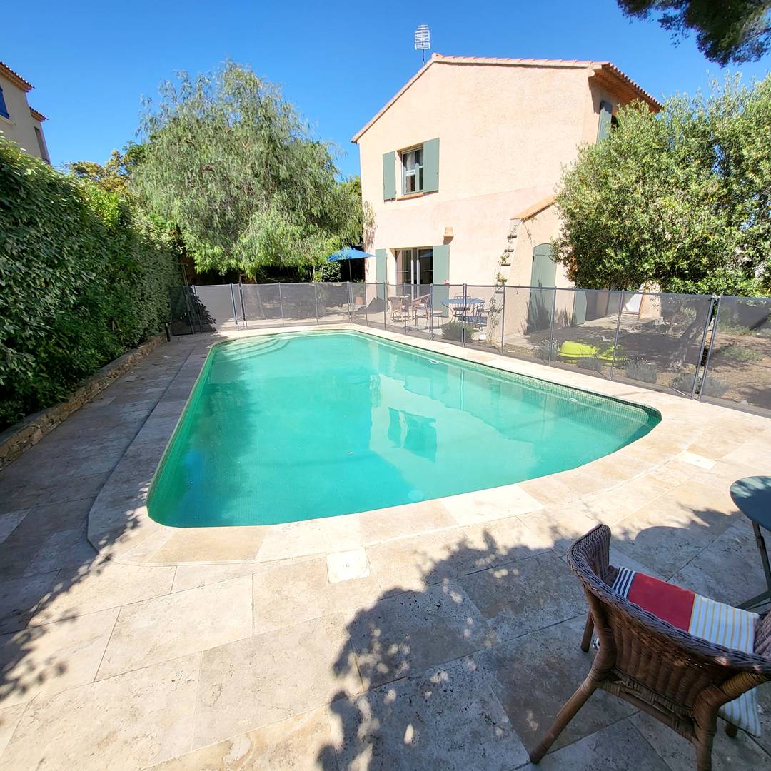 VILLA  (  )