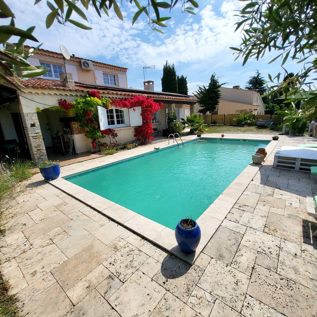VILLA  (  )