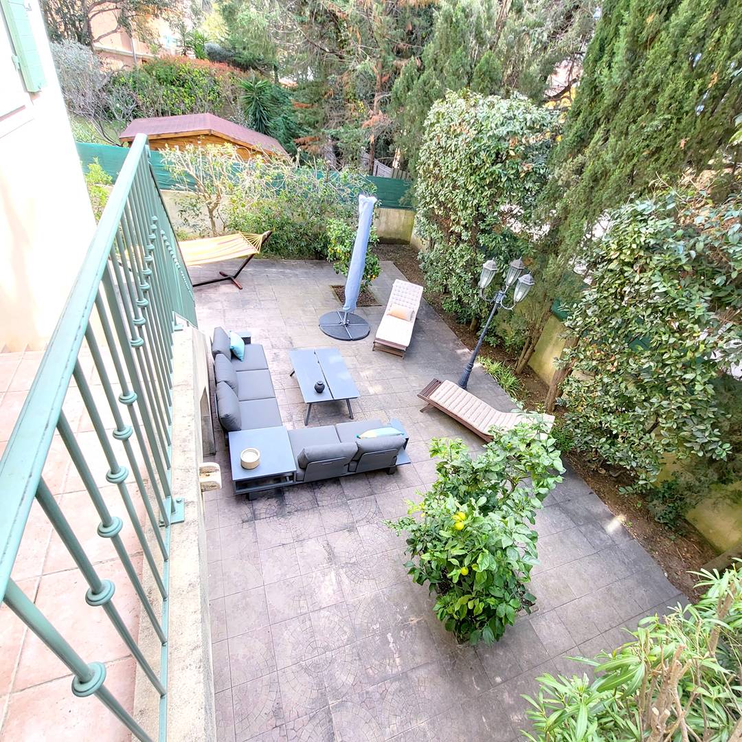 Cour Pave  (  )