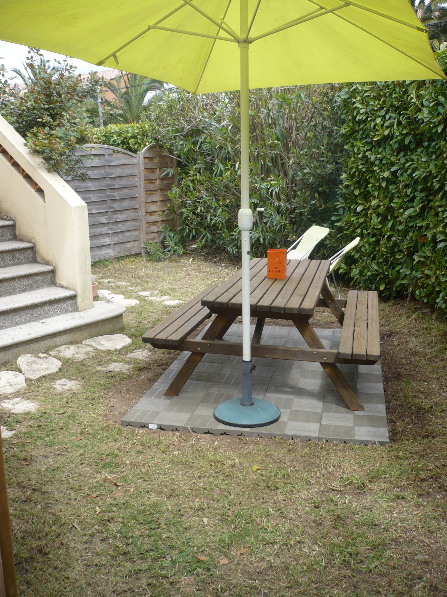 jardin avec tables et bancs