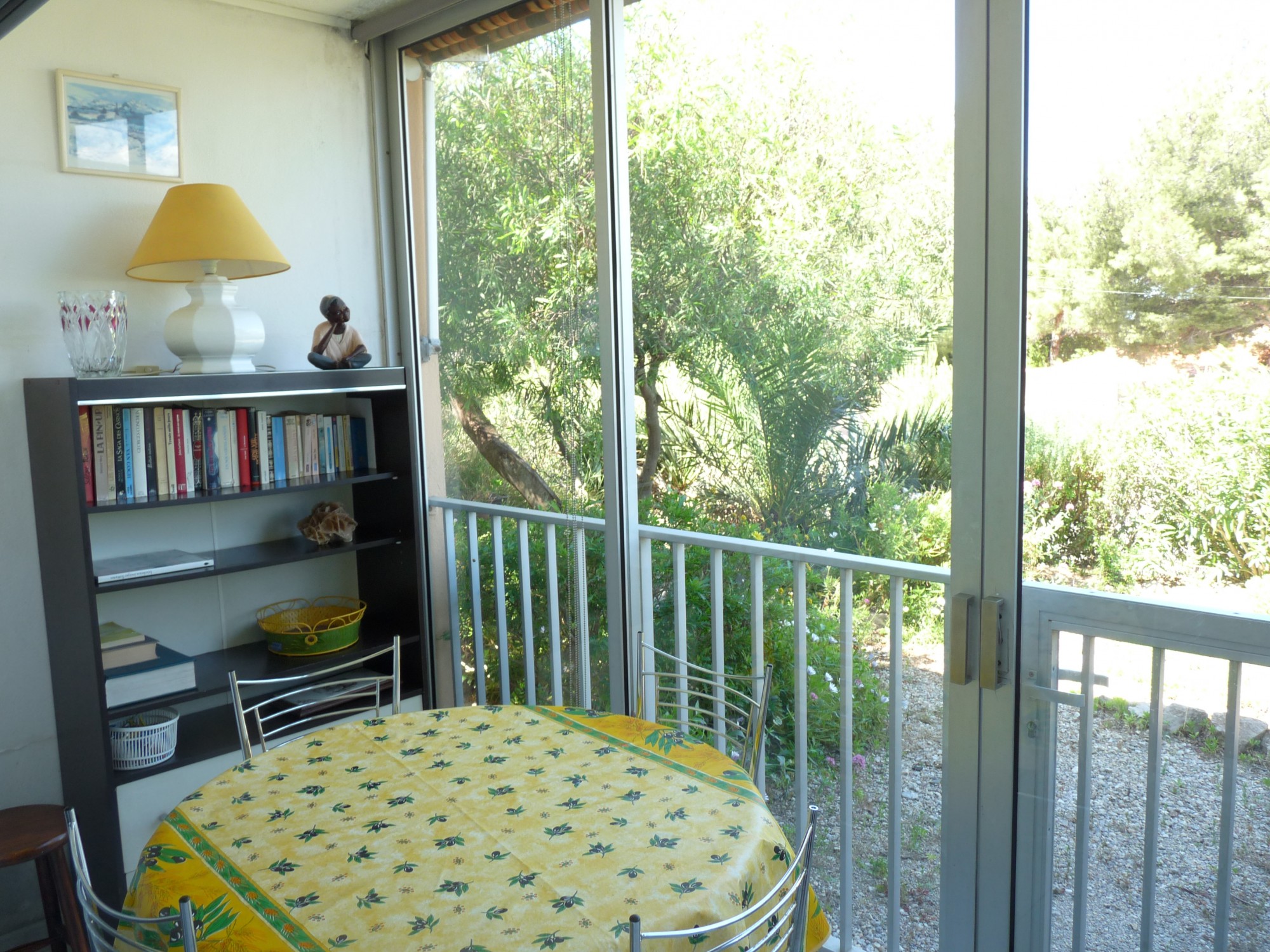 Loggia avec jardin et petite vue mer