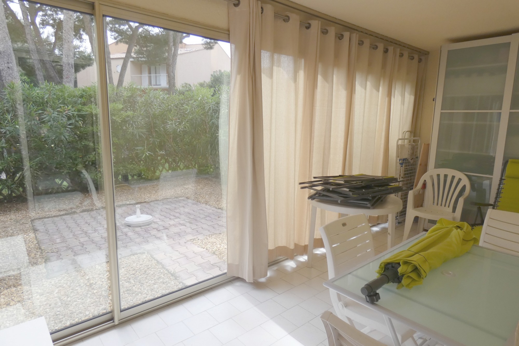 Jardin et grande loggia ensoleille pour cet appartement confortable