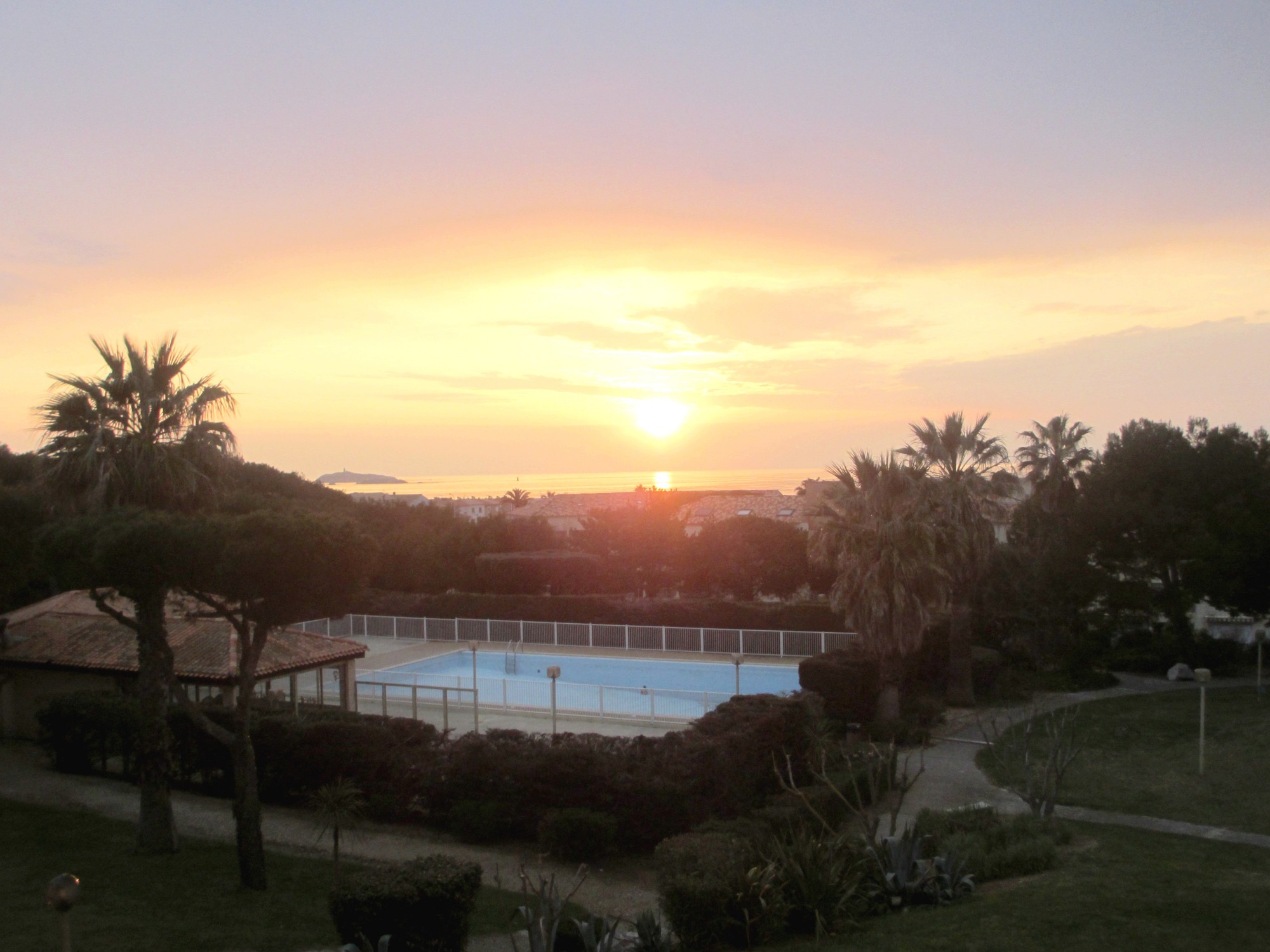 Petite vue mer et piscine depuis la loggia