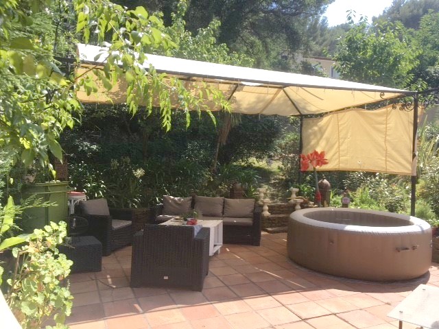 terrasse avec salon de jardin abrit