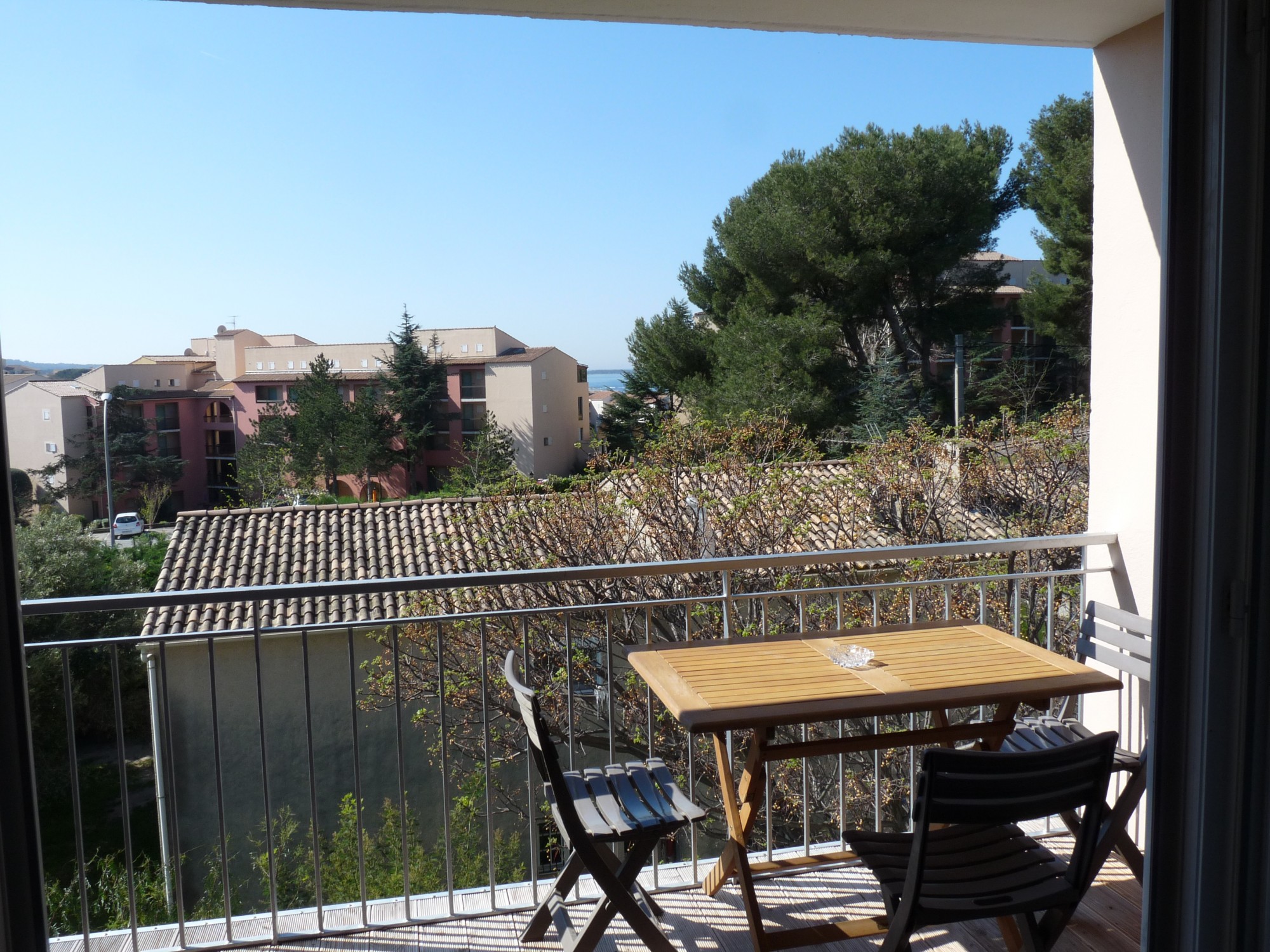 Terrasse loggia avec petite vue mer