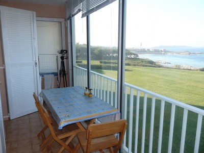 loggia avec salon de jardin