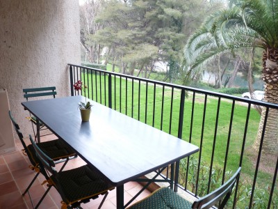 loggia ouverte vue sur les jardins avec salon de jardin