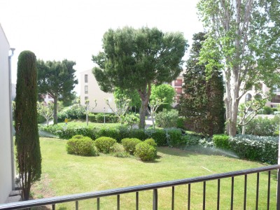 loggia ouverte vue sur les jardins du domaine