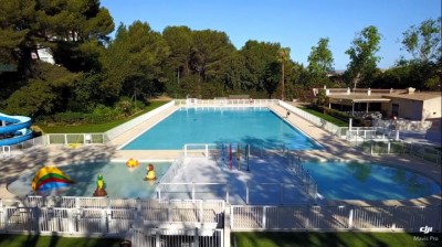 Piscine avec jeux enfants