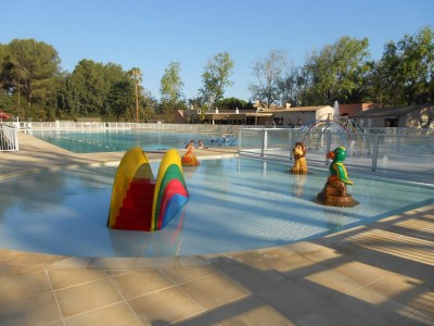 piscine avec jeux enfants