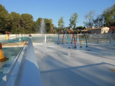 Piscine avec jeux enfants