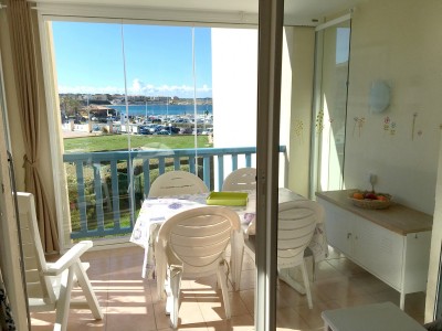 LOGGIA VUE MER ET PISCINE PROTEGEE DU VENT PAR MUR DE VERRE AMOVIBLE