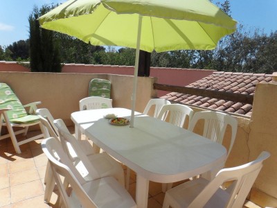 Terrasse ensoleille et salon de jardin