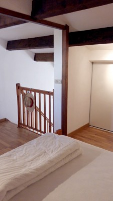 Grande chambre en mezzanine avec 1 lit 2 personnes (en 140) et placards ( l'tage)