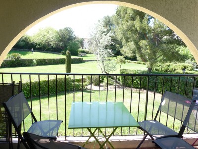 Loggia ouverte de 6 m2 avec table et chaises de jardin