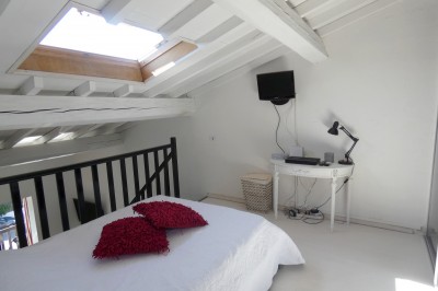 Chambre en mezzanine ouverte avec 1 lit 2 personnes (en 140) et TV 