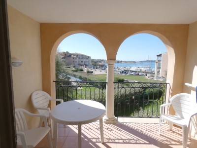 loggia ouverte de 8 m2 offrant une vue mer et piscine avec salon de jardin