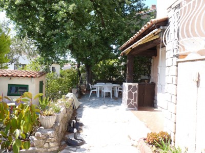 Salon de jardin  l'abri sous un arbre